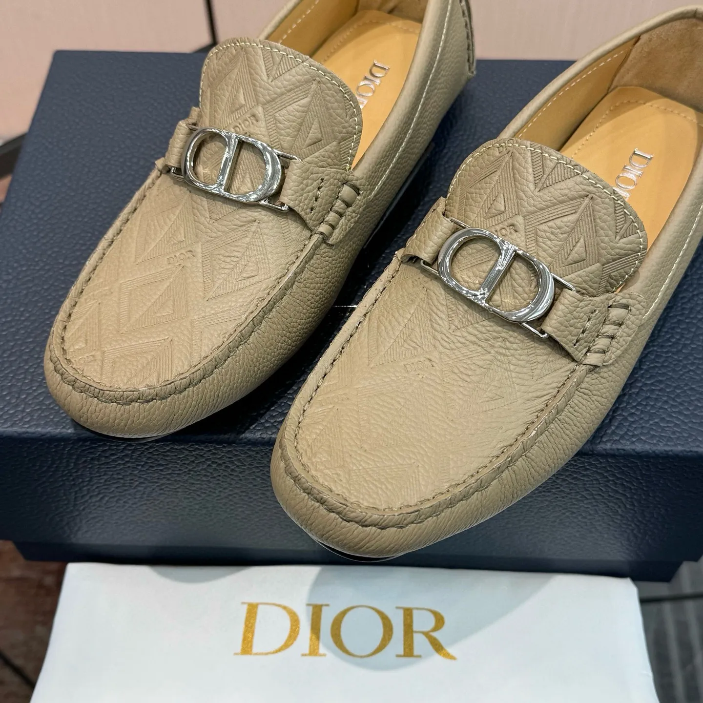 Men's shoes: 580💰 (Niu Li) (Dior Doudou shoes) Exclusive new model Official website new model The upper is made of high-quality imported calf, the color is delicate, and the flowing luxurious texture is tailor-made for exquisite men, creating a noble aura. Delicate and smooth lines. Cowhide lining. Size: 38-44, 45 customized. Outdoor driving shoes for experienced drivers🚗